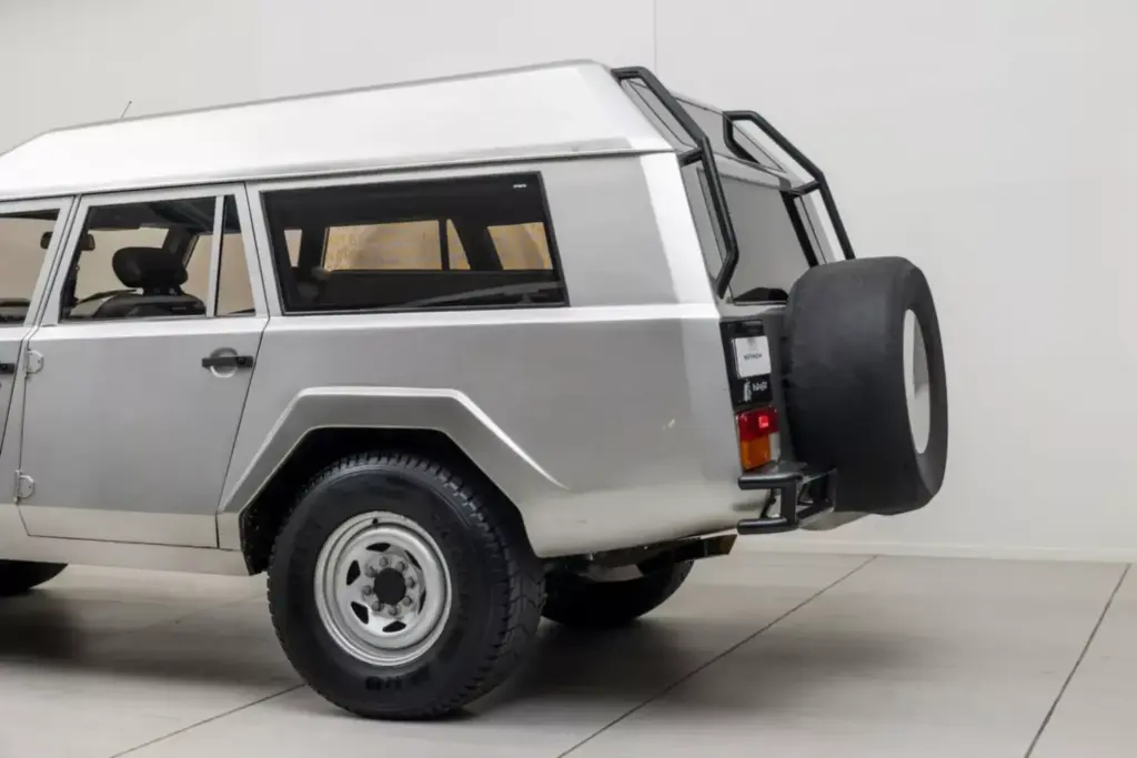 Este abuelo del Lamborghini Urus pasó por Brunéi, trabajó como autobús escolar y se ha vendido por una fortuna 4 Motor16 1986 Lamborghini LM002. Brunei. BaT. Imagen detalle.