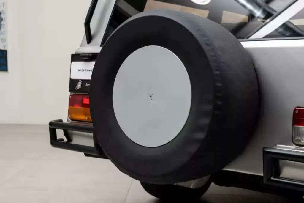 Este abuelo del Lamborghini Urus pasó por Brunéi, trabajó como autobús escolar y se ha vendido por una fortuna 21 Motor16 1986 Lamborghini LM002 Brunei Bat 20 Motor16