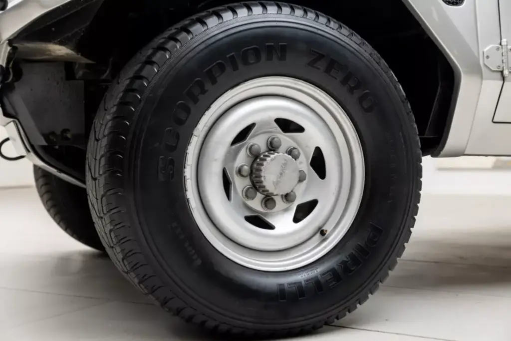 Este abuelo del Lamborghini Urus pasó por Brunéi, trabajó como autobús escolar y se ha vendido por una fortuna 20 Motor16 1986 Lamborghini LM002 Brunei Bat 23 Motor16