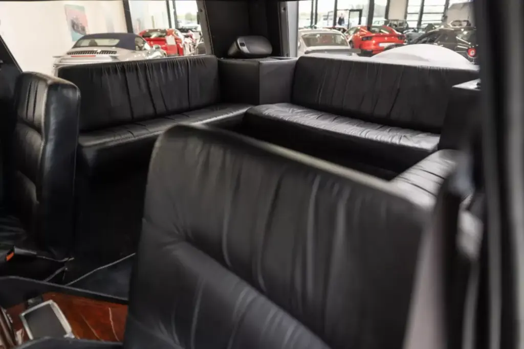 Este abuelo del Lamborghini Urus pasó por Brunéi, trabajó como autobús escolar y se ha vendido por una fortuna 35 Motor16 1986 Lamborghini LM002 Brunei Bat 24 Motor16