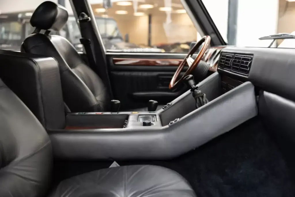 Este abuelo del Lamborghini Urus pasó por Brunéi, trabajó como autobús escolar y se ha vendido por una fortuna 26 Motor16 1986 Lamborghini LM002 Brunei Bat 25 Motor16