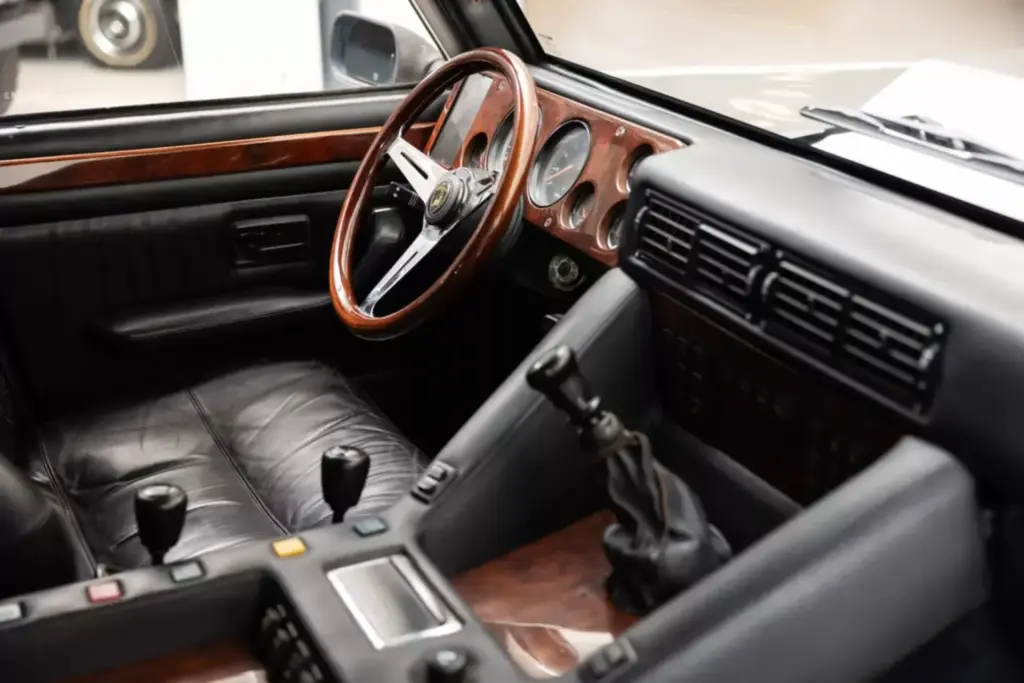 Este abuelo del Lamborghini Urus pasó por Brunéi, trabajó como autobús escolar y se ha vendido por una fortuna 25 Motor16 1986 Lamborghini LM002 Brunei Bat 26 Motor16