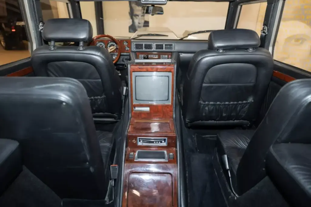 Este abuelo del Lamborghini Urus pasó por Brunéi, trabajó como autobús escolar y se ha vendido por una fortuna 1 Motor16 1986 Lamborghini LM002. Brunei. BaT. Imagen interior.