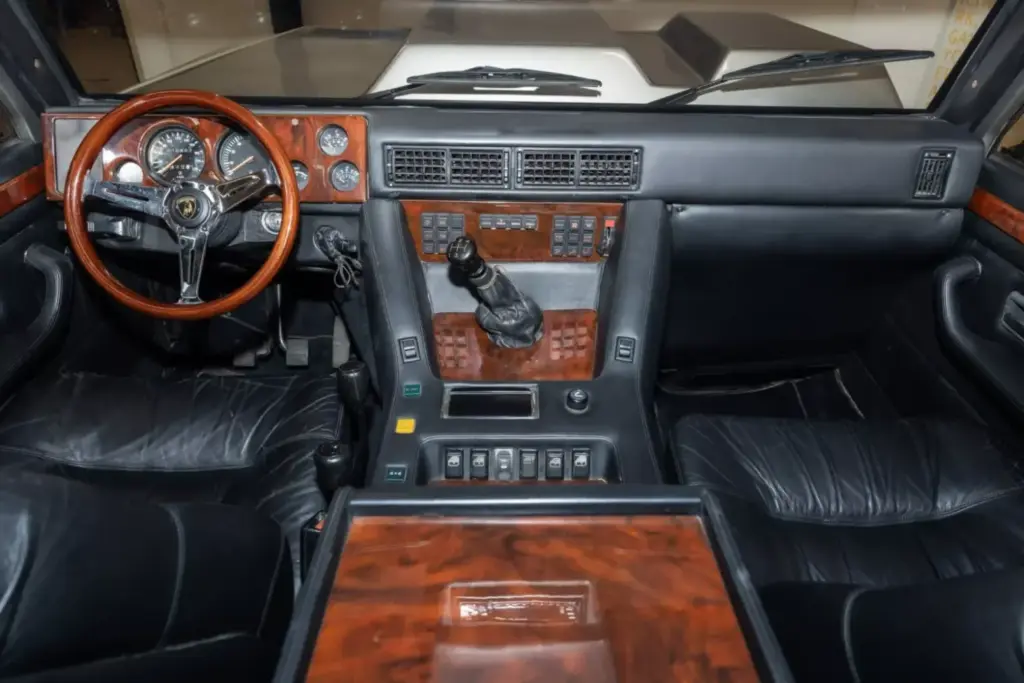 Este abuelo del Lamborghini Urus pasó por Brunéi, trabajó como autobús escolar y se ha vendido por una fortuna 23 Motor16 1986 Lamborghini LM002 Brunei Bat 30 Motor16