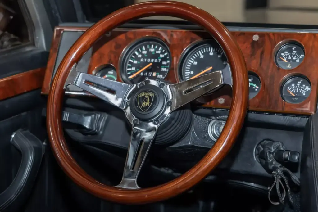 Este abuelo del Lamborghini Urus pasó por Brunéi, trabajó como autobús escolar y se ha vendido por una fortuna 27 Motor16 1986 Lamborghini LM002 Brunei Bat 32 Motor16