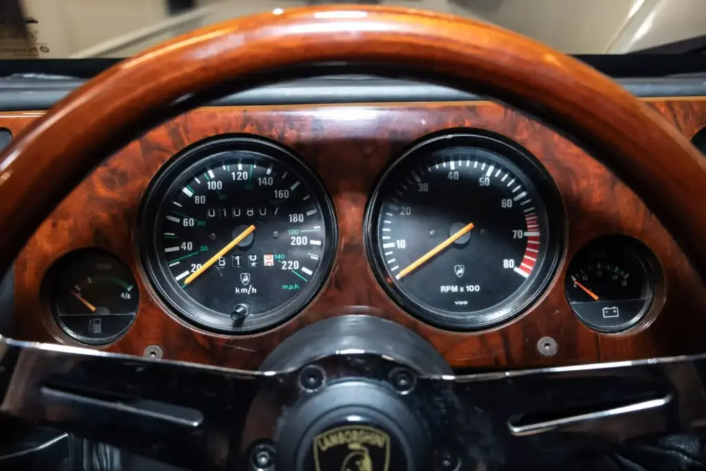 Este abuelo del Lamborghini Urus pasó por Brunéi, trabajó como autobús escolar y se ha vendido por una fortuna 28 Motor16 1986 Lamborghini LM002 Brunei Bat 33 Motor16