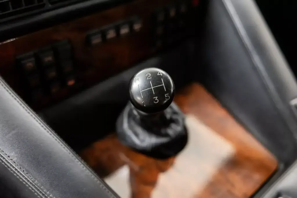 Este abuelo del Lamborghini Urus pasó por Brunéi, trabajó como autobús escolar y se ha vendido por una fortuna 31 Motor16 1986 Lamborghini LM002 Brunei Bat 35 Motor16