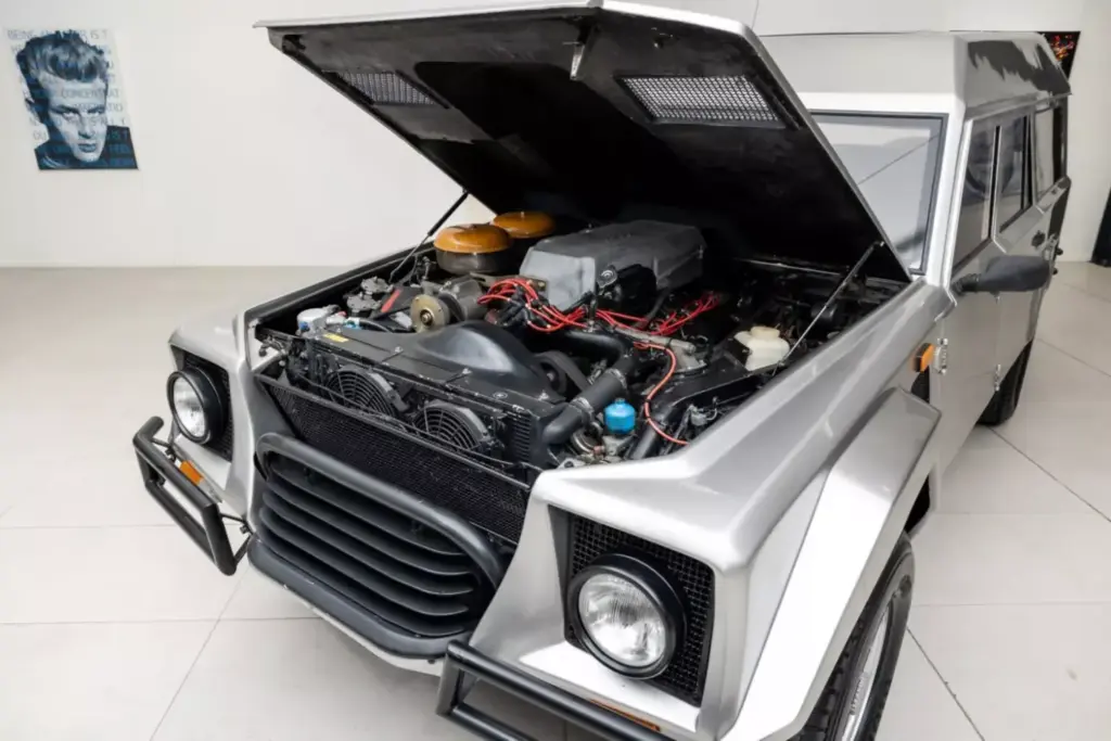 Este abuelo del Lamborghini Urus pasó por Brunéi, trabajó como autobús escolar y se ha vendido por una fortuna 3 Motor16 1986 Lamborghini LM002. Brunei. BaT. Imagen motor.
