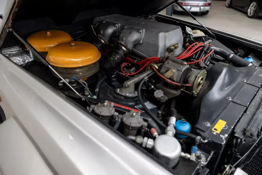 Este abuelo del Lamborghini Urus pasó por Brunéi, trabajó como autobús escolar y se ha vendido por una fortuna 37 Motor16 1986 Lamborghini LM002 Brunei Bat 38 Motor16