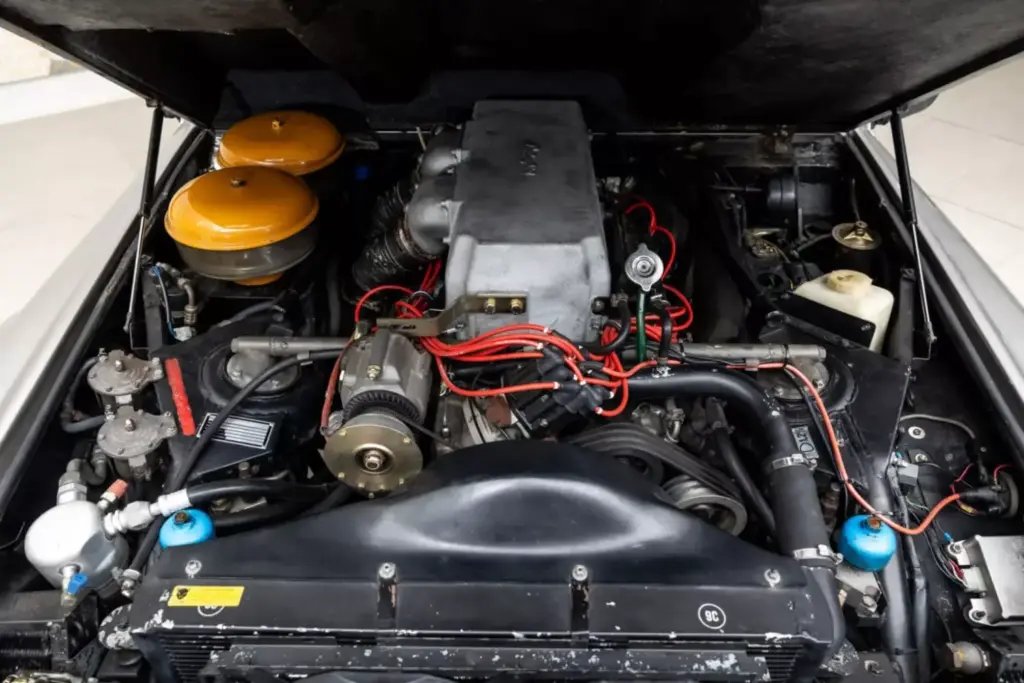 Este abuelo del Lamborghini Urus pasó por Brunéi, trabajó como autobús escolar y se ha vendido por una fortuna 38 Motor16 1986 Lamborghini LM002 Brunei Bat 39 Motor16