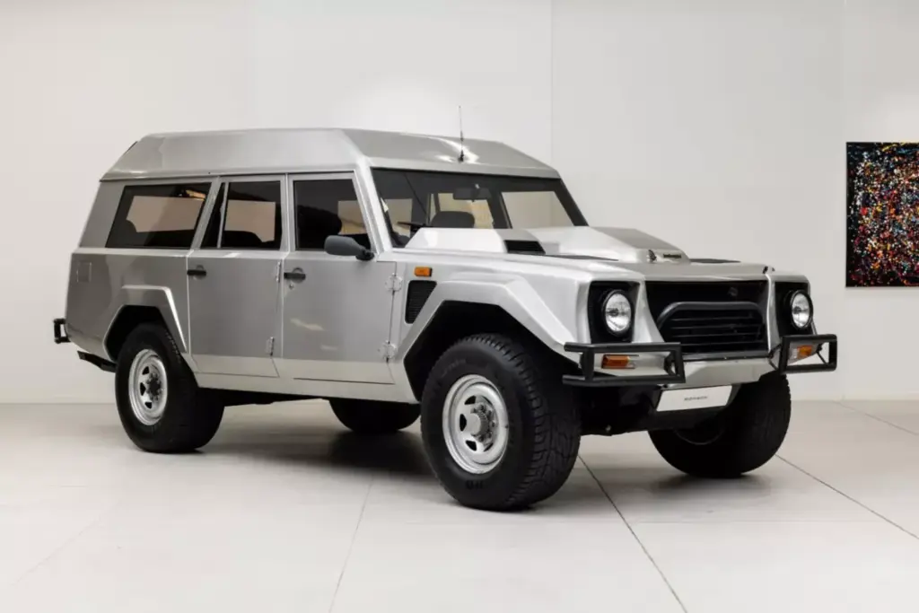Este abuelo del Lamborghini Urus pasó por Brunéi, trabajó como autobús escolar y se ha vendido por una fortuna 6 Motor16 1986 Lamborghini LM002 Brunei Bat 6 Motor16