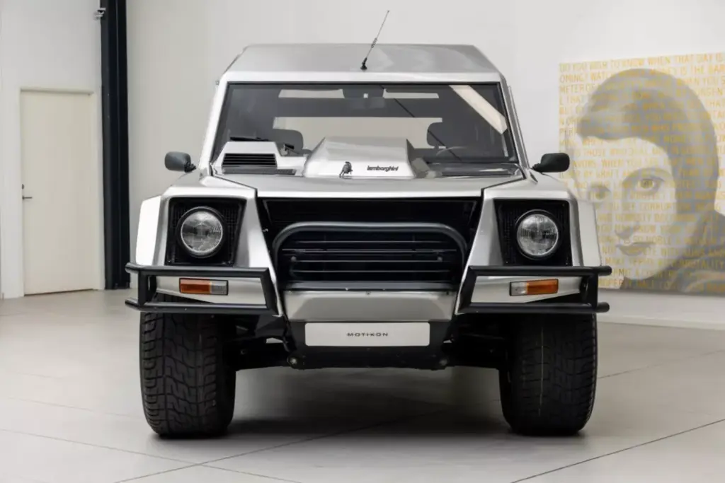 Este abuelo del Lamborghini Urus pasó por Brunéi, trabajó como autobús escolar y se ha vendido por una fortuna 5 Motor16 1986 Lamborghini LM002 Brunei Bat 8 Motor16