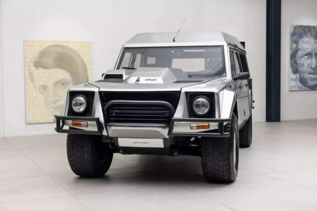 Este abuelo del Lamborghini Urus pasó por Brunéi, trabajó como autobús escolar y se ha vendido por una fortuna 2 Motor16 1986 Lamborghini LM002. Brunei. BaT. Imagen exterior.