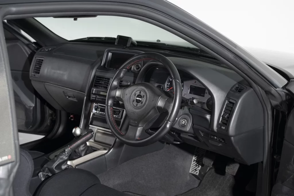 Parece un Nissan GT-R R34 'normal'. Pero es tan especial que costará más de 500.000 euros 3 Motor16 1999 Nissan GT-R R34. Tommykaira. Imagen interior.