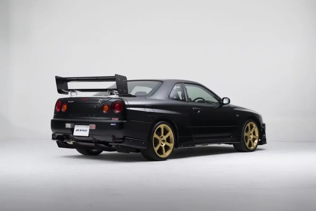 Parece un Nissan GT-R R34 'normal'. Pero es tan especial que costará más de 500.000 euros 1 Motor16 1999 Nissan GT-R R34. Tommykaira. Imagen trasera.