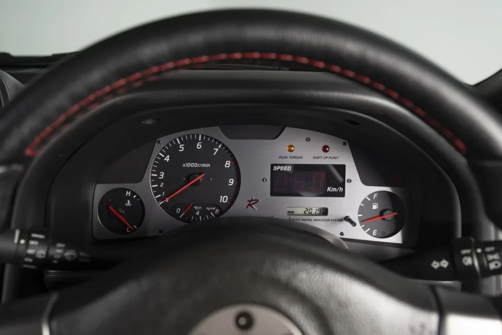 Parece un Nissan GT-R R34 'normal'. Pero es tan especial que costará más de 500.000 euros 20 Motor16 1999 Nissan GT R R34 Tommykaira 21 Motor16