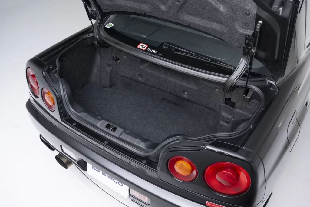 Parece un Nissan GT-R R34 'normal'. Pero es tan especial que costará más de 500.000 euros 23 Motor16 1999 Nissan GT R R34 Tommykaira 25 Motor16