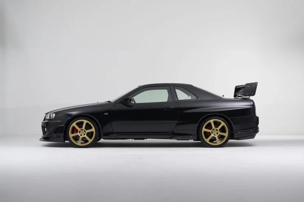 Parece un Nissan GT-R R34 'normal'. Pero es tan especial que costará más de 500.000 euros 6 Motor16 1999 Nissan GT R R34 Tommykaira 4 Motor16