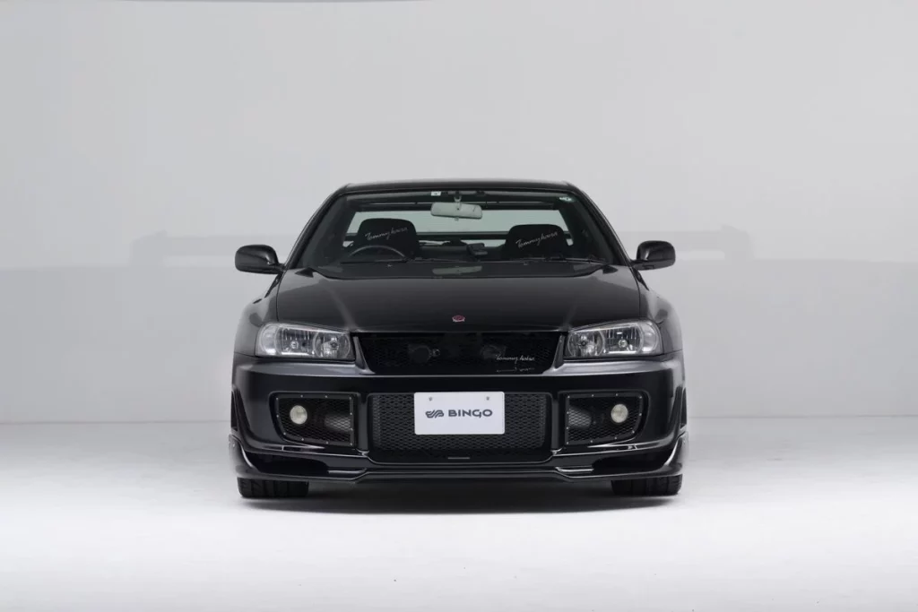 Parece un Nissan GT-R R34 'normal'. Pero es tan especial que costará más de 500.000 euros 4 Motor16 1999 Nissan GT R R34 Tommykaira 5 Motor16