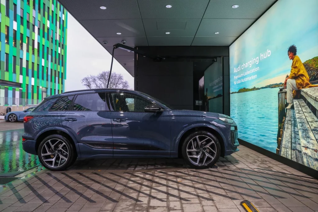 2025 Audi charging hub Dusseldorf. Imagen coche.