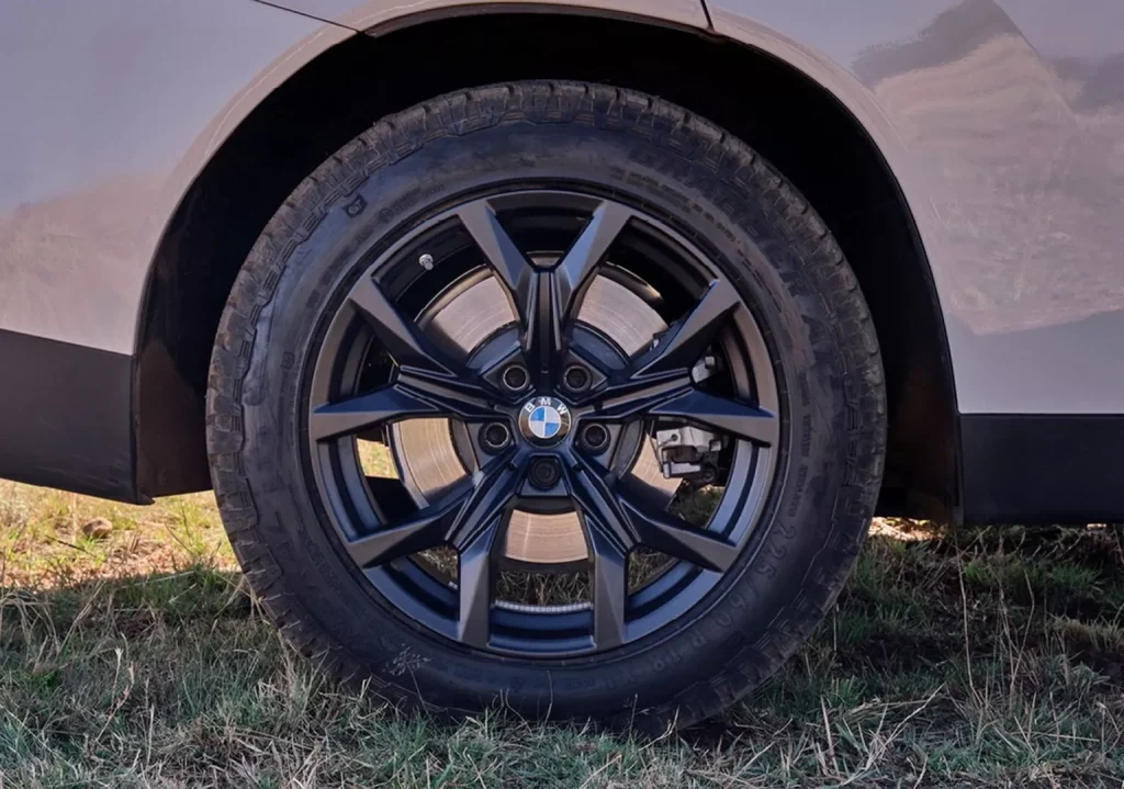 Rugged: El paquete que permite al BMW X3 'tirarse al barro' sin problemas 1 Motor16 2025 BMW X3 Rugged Package. Imagen llanta.