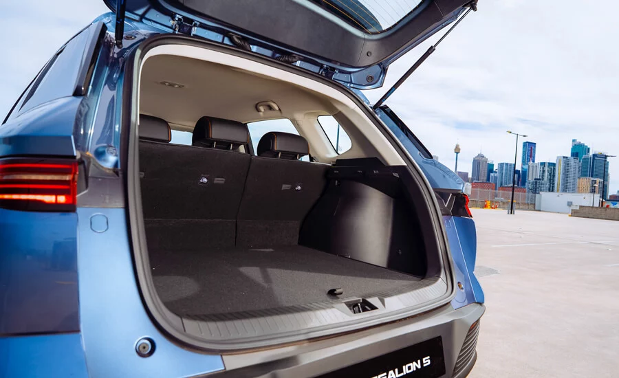 2025 BYD Sealion DM-i. Imagen maletero.