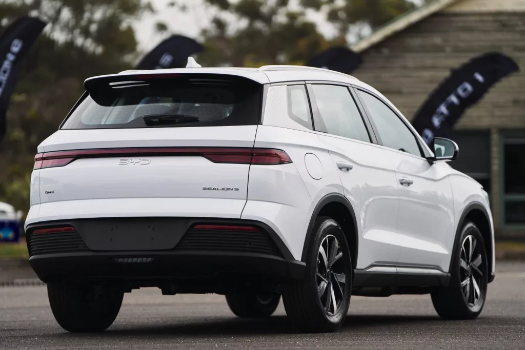 2025 BYD Sealion DM-i. Imagen trasera.