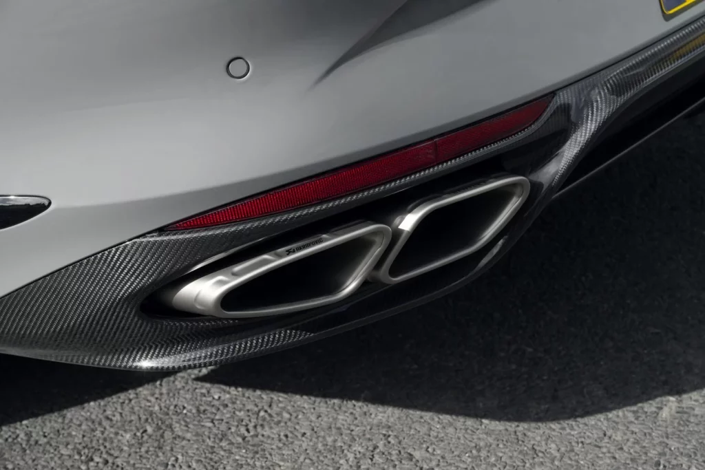 Ya no hay excusas para no inundar de carbono tu Bentley Continental GT. Pídelo a Mulliner 2 Motor16 2025 Bentley Continental GT Carbon Styling. Imagen escape.