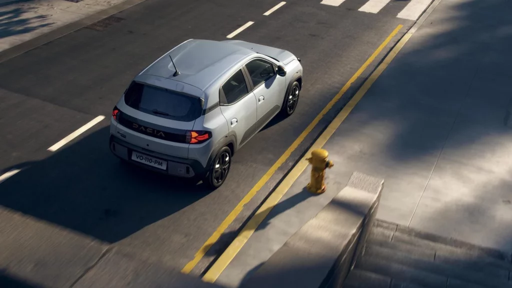 El mejorado Dacia Spring ya tiene precio... pero por ahora están en libras 4 Motor16 2025 Dacia Spring. Imagen movimiento.