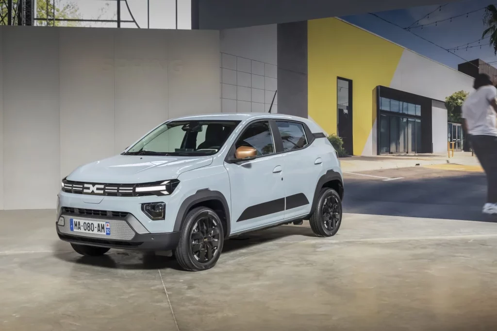 El mejorado Dacia Spring ya tiene precio... pero por ahora están en libras 1 Motor16 2025 Dacia Spring. Imagen delantera.