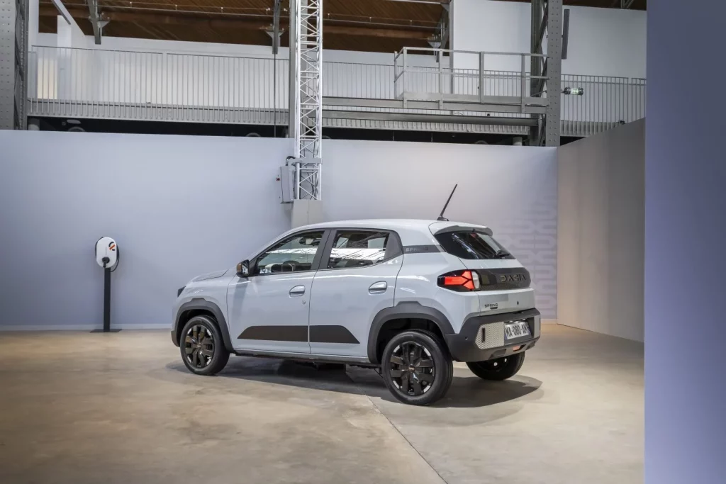 El mejorado Dacia Spring ya tiene precio... pero por ahora están en libras 2 Motor16 2025 Dacia Spring. Imagen trasera.