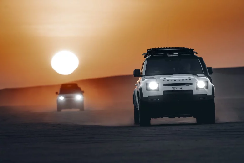 2025 Defender 110 P300 Dakar organización. Imagen exterior.