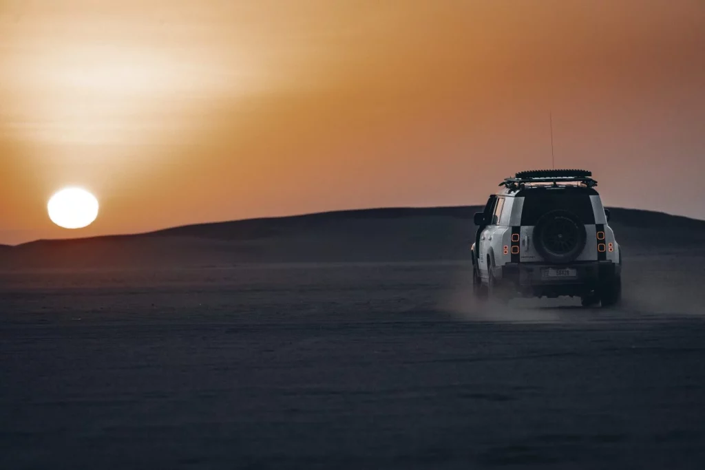 2025 Defender 110 P300 Dakar organización. Imagen trasera.