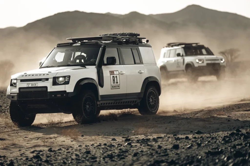 2025 Defender 110 P300 Dakar organización. Imagen movimiento.