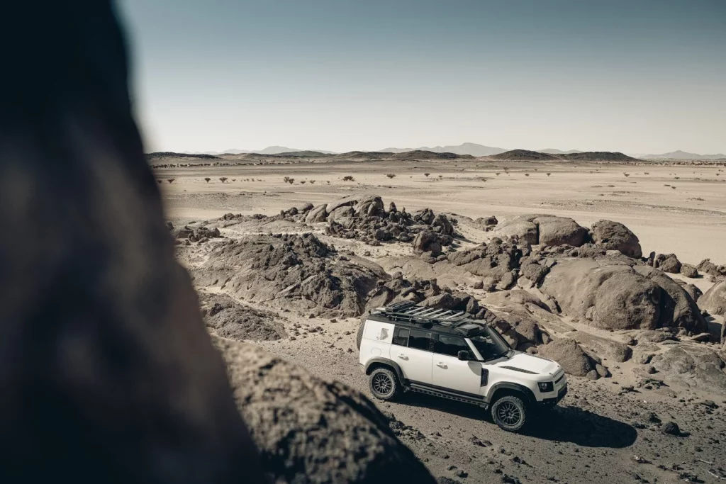 2025 Defender 110 P300 Dakar organización. Imagen estática.