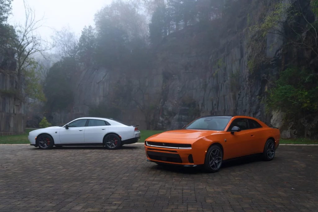 Dodge Charger R/T: El 'muscle car' que cambia las reglas del juego se vende por 43.000 euros 7 Motor16 2025 Dodge Charger R T 11 Motor16