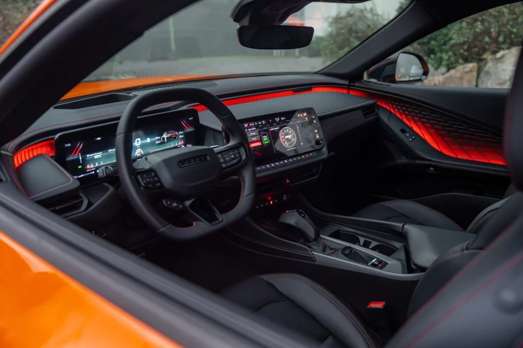 Dodge Charger R/T: El 'muscle car' que cambia las reglas del juego se vende por 43.000 euros 4 Motor16 2025 Dodge Charger R/T. Imagen interior.