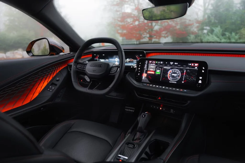 Dodge Charger R/T: El 'muscle car' que cambia las reglas del juego se vende por 43.000 euros 19 Motor16 2025 Dodge Charger R T 14 Motor16