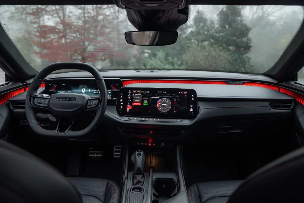 Dodge Charger R/T: El 'muscle car' que cambia las reglas del juego se vende por 43.000 euros 20 Motor16 2025 Dodge Charger R T 15 Motor16