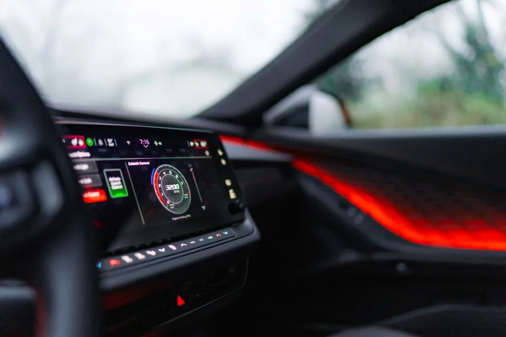 Dodge Charger R/T: El 'muscle car' que cambia las reglas del juego se vende por 43.000 euros 22 Motor16 2025 Dodge Charger R T 16 Motor16