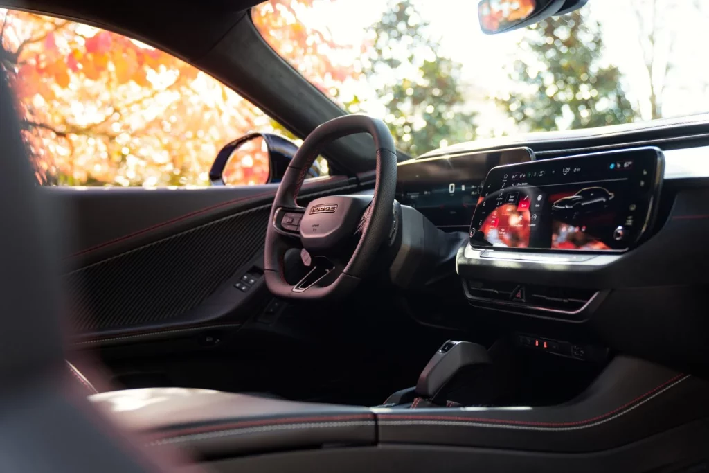 Dodge Charger R/T: El 'muscle car' que cambia las reglas del juego se vende por 43.000 euros 21 Motor16 2025 Dodge Charger R T 17 Motor16