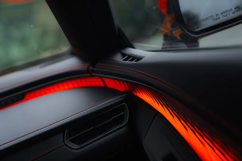 Dodge Charger R/T: El 'muscle car' que cambia las reglas del juego se vende por 43.000 euros 23 Motor16 2025 Dodge Charger R T 18 Motor16