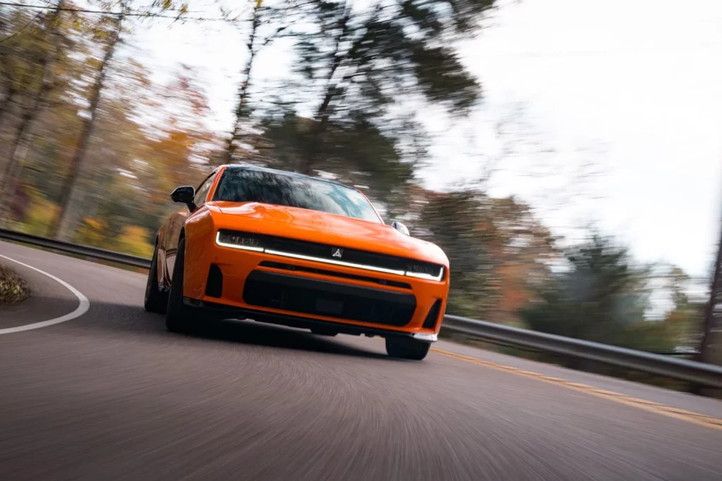 Dodge Charger R/T: El 'muscle car' que cambia las reglas del juego se vende por 43.000 euros 1 Motor16 2025 Dodge Charger R/T. Imagen delantera.