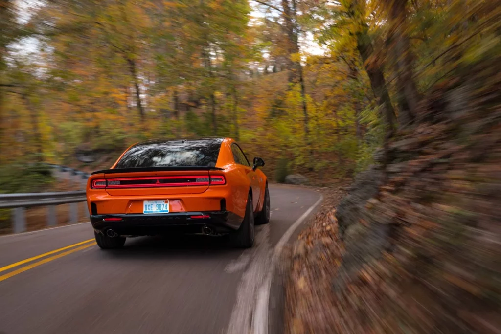 Dodge Charger R/T: El 'muscle car' que cambia las reglas del juego se vende por 43.000 euros 2 Motor16 2025 Dodge Charger R/T. Imagen trasera.