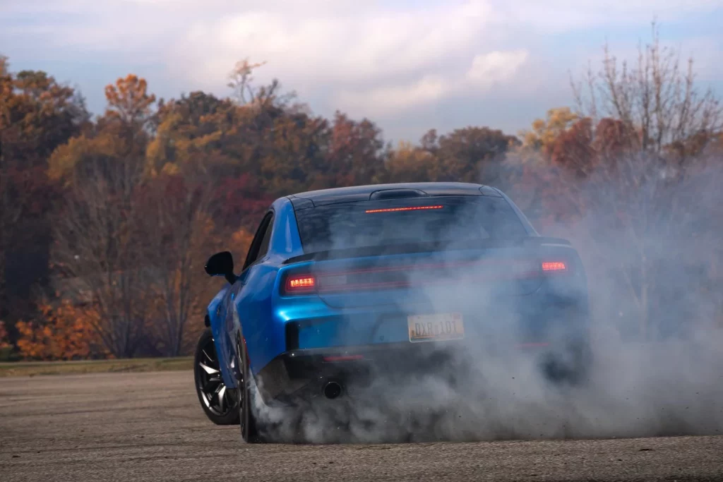 Dodge Charger R/T: El 'muscle car' que cambia las reglas del juego se vende por 43.000 euros 3 Motor16 2025 Dodge Charger R/T. Imagen drift.