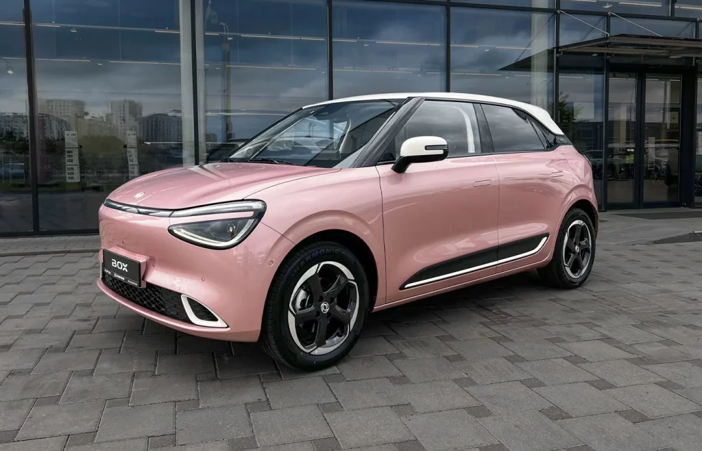 El Dongfeng Box con claro complejo de botella de Moët & Chandon 2 Motor16 2025 Dongfeng Box Rose. Imagen exterior.