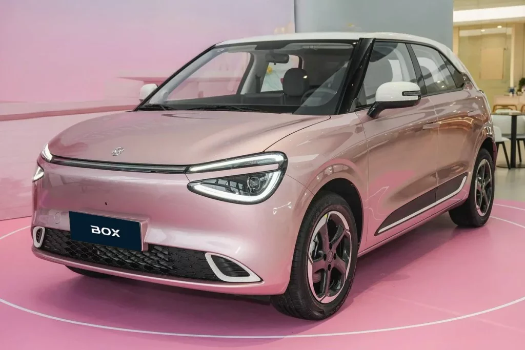 El Dongfeng Box con claro complejo de botella de Moët & Chandon 4 Motor16 2025 Dongfeng Box Champan rose 3 Motor16