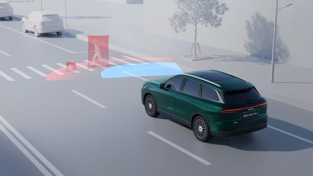 2025 EBRO s900 PHEV 4x4. Imagen peatones.