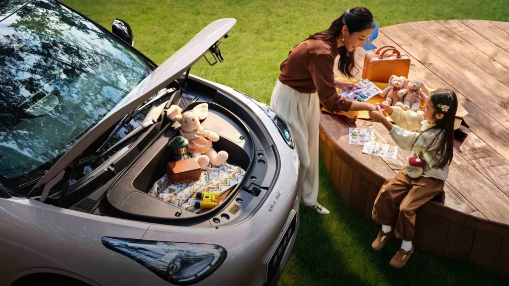 2025 Geely EX2. Imagen frunk.