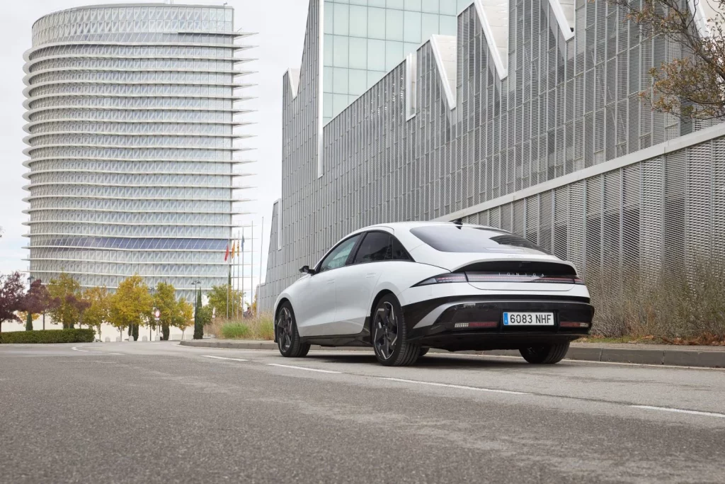 Hyundai IONIQ 6 N Line: Conducimos un eléctrico de los que hacen falta muchos más 4 Motor16 2025 Hyundai IONIQ 6. Imagen trasera.